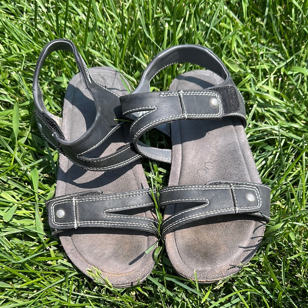 Khombu Strappy Sandals 7